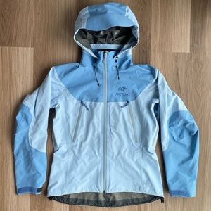 Arc’teryx Beta AR Jacket in Two-Tone Blue Color Women’s Size Medium